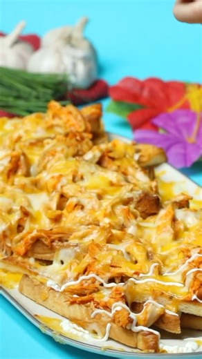 The ultimate garlic bread recipe for those wanting that little more! 😍 | Twisted