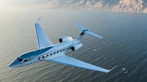 Cama queen size, motores Rolls Royce y media vuelta al mundo sin parar: cómo es el avión privado de Jeff Bezos
