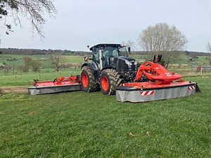 Mise en route d'une faucheuse conditionneuse FC9330RA avec les Ets Blanchard Agriculture, chez notre client ETA GONDOUIN. Couleur du tracteur raccord avec nos nouvelles bâches 😍😉 #KUHN #fenaison | KUHN France