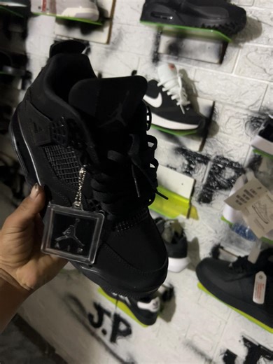 Jordan Retro 4 Black Cat: Estilo y Exclusividad