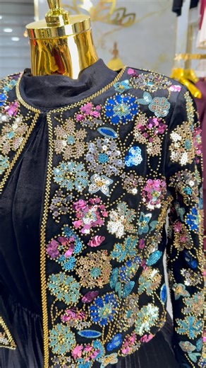 👑Boutique Queens👑 on Instagram‎: "الأناقة تبدأ من التفاصيل ❤️💘💖💝🧬 فستان مزين بالورد والحجر المقاسات: / 40 / 42 / /46/44 💎 Boutique Queens"‎