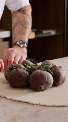 My favorite way to cook beets and vegetables in general!🫜 The dough does not only flavor the beets it also prevents them from drying out to insure a perfect texture 🙌🏼 Find a full tutorial on my YouTube channel “Jules Cooking” Have a great weekend everyone! #julescooking #recipe | Jules Cooking
