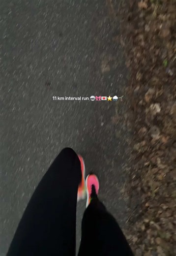 Interval run 💘 15 min warming up @5:35-6:05 4x 1 km @4:30-4:45 1 km @5:20-5:35 10 min cooling down @5:35-6:06