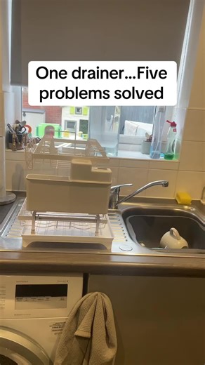 Plates up top. Bowls & pans underneath. Cups on the side. Cutlery section. Chopping board stand. One 2-tier drainer = a clear worktop again 🙌 Currently on offer — don’t miss it. #dishesdrainer #kitchenfinds #tiktokshopuk