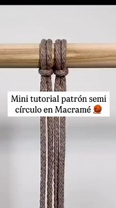 Mini tutorial patrón semi círculo en Macramé a prácticar se dijo Te gustó Sígueme para que no te pierdas de todos los videos y tutoriales que tengo para ti Y si quieres ingresar a nuestra academia de Macrameras toca el enlace de la Bio ¡Te esperamo #viralreels2025シ #viralreelsfacebook #macrameparaprincipiantes #macrameperu #macramexico #macramespaña #macrameitalia #macramecolombia #macramechile #macrametutorial | Curso Macrame