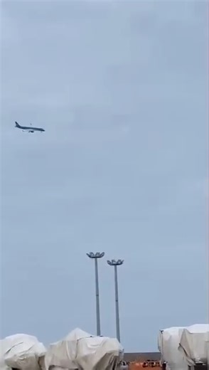 CRASHED at Aktau Airport, Kazakhstan: Azerbaijan Airlines Embraer ERJ-190 (4K-AZ65). It was operating flight #J28243 from Baku to Grozny. Pilots declared an emergency and the jet was seen on Flightradar24 having fluctuating altitude and speed data. Video via x.com/the_lentach There were 67 passengers 5 crew members on-board. Reports confirm there are survivors. Rescue operation is underway. Follow us on x.com/AeronewsGlobal for more updates on this. | Aeronews