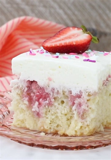 Delicious Strawberry Cheesecake Poke Cake Recipe