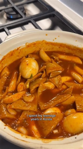 Saemmul (샘물) on Instagram: "Classic tteokbokki, the kind found in street food stalls all over Korea! There are so many versions of tteokbokki today, but the most nostalgic one (at least for me) is the tteokbokki sold by schools, the kind you eat out of a small paper cup. Nothing will quite taste like the one from my childhood, but I’ve made peace with that after realizing years later that my childhood tteokbokki actually wasn’t that good lol! Full recipe is on saemmulsong.com or comment “rec