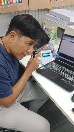 ในบทเรียนนี้ นักศึกษาจะได้ศึกษาและปฏิบัติจริงเกี่ยวกับ 🔹 หลักการทำงานของ Active Buzzer – การกำเนิดเสียงจากการสั่นสะเทือนที่ความถี่ต่าง ๆ – ย่านความถี่เสียงที่มนุษย์ได้ยิน (20 Hz – 20 kHz) – ความสัมพันธ์ระหว่างความถี่ (Frequency) และจังหวะเวลา (Duration) 🔹 การเขียนโปรแกรมควบคุมเสียงด้วย Arduino – การใช้คำสั่ง tone() และ noTone() – การสร้างคลื่นสี่เหลี่ยม (Square Wave) ด้วยการสลับ HIGH/LOW – การคำนวณช่วงเวลาในระดับไมโครวินาที (delayMicroseconds) – การใช้ #define เพื่อลดการใช้หน่วยความจำและเพิ่มป