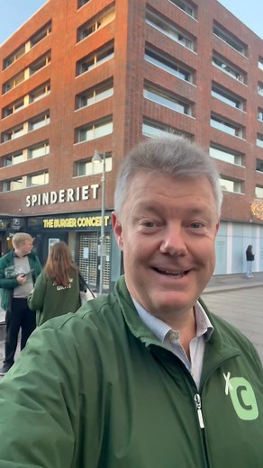 Så står den på eftermiddags uddeling på Valby station med Konservativ Ungdom - vi deler flyvers og bolsjer ud til alle der kommer forbi; efterfølgende er dejlig stor  | Morten Melchiors | Facebook