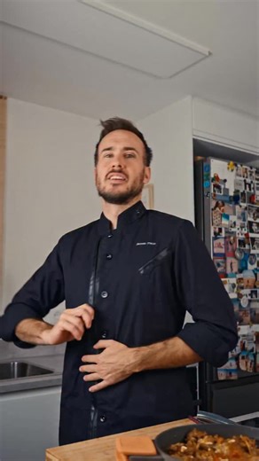 Arnau MasterChef 9 on Instagram: "Una receta de gala y con historia! Pollo rustido, un plato típico catalán para Navidad que enamorará a todos tus invitados. Receta con @cocinaconbra ⚡️ Pollo ⚡️ Cebolla ⚡️ Zanahoria ⚡️ Apio ⚡️ Agua ⚡️ Piñones ⚡️ Sal ⚡️ Pimienta ⚡️ Ajo ⚡️ Vino dulce ⚡️ Ciruelas ⚡️ Orejones Pasos: 1️⃣ Cortamos un pollo a trozos y aprovechamos los huesos para el caldo. 2️⃣ Picamos cebolla, zanahoria y apio. 3️⃣ Preparamos el caldo poniendo en una olla agua, las verduras cortadas y 