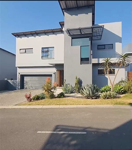 🏡 Sunday House Tour! R4 400 000 🛏️ 4 Bedrooms 🛁 3.5 Bathrooms 🛋️ 2 Lounges 🍽️ Dining Room 🌿 Enclosed Patio 🏠 Staff Quarter 🏊‍♂️ Pool & Deck 🚗🚗 Double Garage 🔋⚡ Inverter & Battery 💧 Backup Water Interior Designer Touch 🖌️✨ #HouseTour #LuxuryLiving #DreamHome