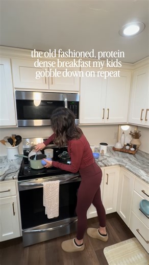 Breakfast is always a scramble around here, but I try to stick to three things: 1. Keep it simple 2. Keep it predictable 3. Add protein Old-fashioned oatmeal is our go to. I buy it in bulk at @costco cook it on the stove, and stir in peanut butter, Greek yogurt, and a touch of brown sugar or maple syrup for sweetness. Most days my kids skip the toppings (berries if we’re feeling fancy). It’s one of those meals that grows with them—from toddlers to teens. 👉 Save this post for an easy breakfast i