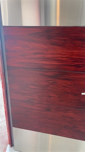 Puerta residencial doble vista diseños diferente, terminación madera e ixox y color gris #herreriadecalidad #puertasresidenciales #viral #DetalladoDeCalidad | Herrería estructural Anaya