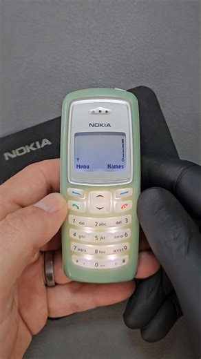 Playing Snake 🐍 on this Nokia 2100 #nokia #snakegame #nostalgia