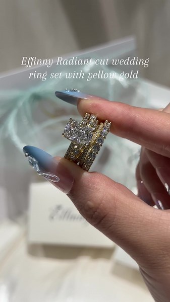 Effinny Radiant Cut Wedding Ring Set in Yellow Gold