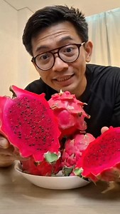 Buah naga bukan sekadar “buah pencahar”. Secara biologis, buah ini bekerja di dua level sekaligus, karena mengandung dua jenis serat yang berbeda fungsi. Buah naga merupakan buah yang memiliki 2 jenis serat sekaligus: 🔹 daging buahnya mengandung serat larut (soluble fiber) 🔹 bijinya mengandung serat tidak larut (insoluble fiber) 1. Studi menunjukkan serat larut berperan sebagai prebiotik dalam sistem pencernaan. Serat ini tidak dicerna oleh tubuh, tetapi difermentasi oleh mikrobiota usus, meng