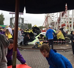 [VIDÉO] 10 personnes blessées dans le déraillement d'une voiture de montagnes russes en Écosse