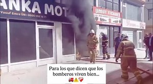 Un backdraft no perdona. Temperatura, gases acumulados, oxígeno… y en segundos, todo explota. Este vídeo es la realidad de muchos incendios estructurales. Por eso insistimos tanto en procedimientos, ventilación y lectura del humo. Aquí no hay heroicidades: hay técnica o hay tragedia. Que este vídeo lo vea quien diga que “nuestro trabajo es fácil”. #Bomberos #Backdraft #Incendios #RiesgoReal #Emergencias #Prevención | Bomberos_be