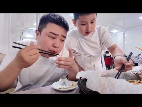 大宇击剑比赛得了两个奖牌庆祝一下吃个纸包鱼 大宇击剑比赛得了一个铜牌和一个银牌值得庆祝加油吃纸包鱼的时候看到了巨大的红日