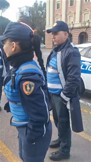 Represioni policor me urdhër nga lart vazhdon. Sot, 29 janar, ora 7:20 e mëngjesit forcat policore nuk lejojnë që ushqimet dhe batanijet të mbulohen me plastmas gjatë shiut. Të shtunën mē 31 janar ora 18:00, duhet ti tregojmē llumit të shoqërisë në krye të shtetit se qytetarët guximtarë nuk intimidohen, e as kërcënohen. Dorëheqja e Edi Ramës do të bëhet realitet. Do ja dalim! #videoshqip #fyp #lajmeshqip #gotanewsalbania #videoviral #lajme #video #protesto | Gota News