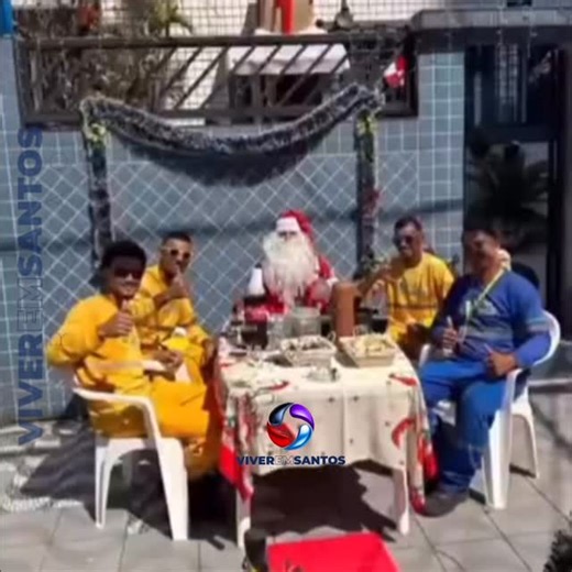 Viver em Santos e região on Instagram: "“Há muitos anos observo e admiro o trabalho árduo dessa equipe de garis que atua na rua onde moro em Santos, rua Álvaro Alvim, no Embaré. E nessa época de Natal faço questão de retribuir oferecendo um café da manhã especial para eles. Me vesti de Papai Noel e fiquei aguardando a chegada deles. Nos abraçamos, oramos em agradecimento a Deus e compartilhamos momentos de alegria. Fiquei feliz por esses momentos especiais com essa equipe que está diariamente n