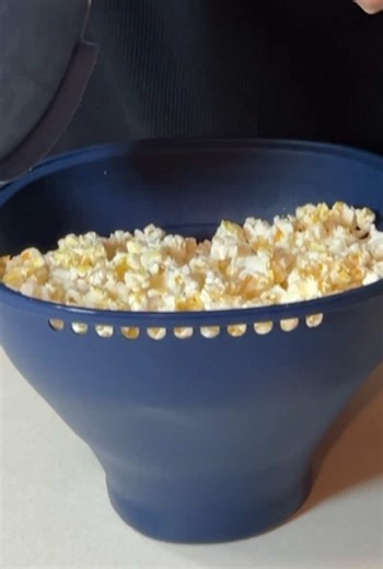 Tupperware WOW Pop Microwave Popcorn Maker Bowl #popcorn #tupperware #food #tiktokshopcreatorpicks #newyearnewme @Tupperware Brand US