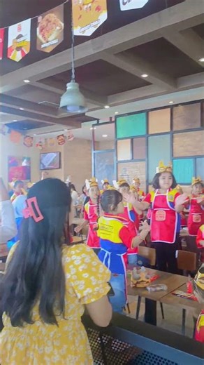 Sheza's sister learns to make burgers at Burger King #bimbaaiueo #burgerking #burger