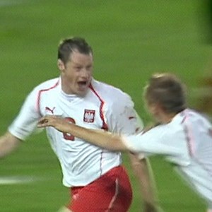 427K views · 2.8K reactions | JEDEN MECZ I TYLE EMOCJI!  Cztery gole, czerwona kartka dla Arkadiusza Radomskiego, bramka Jacka Krzynówka z rzutu wolnego czy PIĘKNA ASYSTA Kamila Kosowskiego do Tomasza Frankowskiego!  Działo się sporo, a całe spotkanie z Austrią z 2004 roku znajdziesz u nas!  WIDEO  bit.ly/AUT-POL-2004 | Łączy nas piłka | Facebook