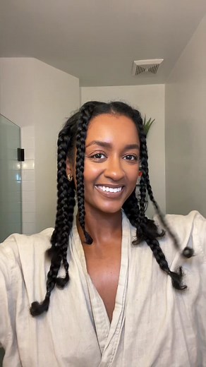 Let’s get my hair ready for the day! I love using the @Kristin Ess® Hair Weightless Shine Air Dry Creme to smooth and style my hair for this easy finished look 😍 I used the Kristin Ess Iconic Style Professional blow dryer to help remove some of the excess water before styling. This look is perfect for those hot summer days. #kristinesshairpartner #clawclip #hairtutorial #naturalhair #hairstyle