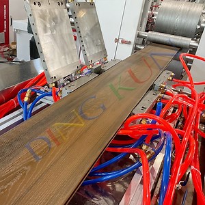 [Hot Item] PE PP PVC Wood Plastic Composite WPC Decking / Floor Making Extrusion Machine with Online Embossing