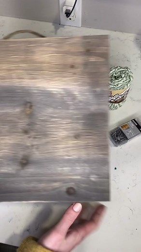 Simple String Art Tutorial #stringart #diycrafts #diycraftideas #diydecor #crafty #handmade #diyproject #craftymoms #diyhomedecor #stpatricksday #diy