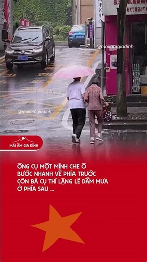 ÔNG CỤ 1 MÌNH CHE Ô BƯỚC NHANH VỀ PHÍA TRƯỚC. #tintucnews #tinnews #khoiat #máiấmgiađìnhviệt