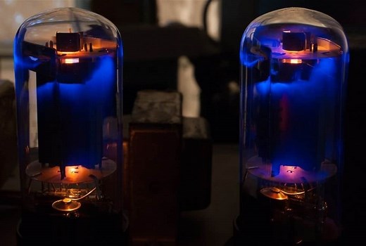 12AX7 vs 12AT7: Which Tube is Better? - Guitar Space