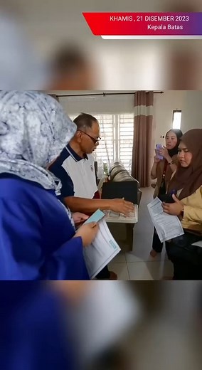 58K views · 507 reactions | Pesara kastam tidak menyangka Sijil Simpanan Premium (SSP) Bank Simpanan Nasional (BSN) yang dibeli 33 tahun lalu sempena hari lahirnya membawa tuah sehingga bergelar 'jutawan segera' hari ini. | Berita Harian Online | Facebook