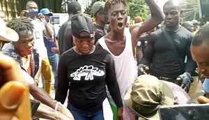 Update: 🇱🇷 Protesters set up utensils to cook on the main street between the Capitol Building and the University of Liberia as the STAND "Lead or Leave" protest continues | Liberia Latest News TV
