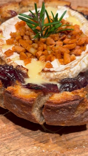 Gwendoline boudot on Instagram: "Délicieux brie au four avec sa compoter d’oignon Cette recette la gourmandise et le plaisir Ingrédients : • Une boule de pain • Un brie ou le camembert de ton choix • 2/3 oignons rouges • 1 barquette de petits lardons végé ou non • 1 cac de fond de veau • Sucre de canne Pour faire le compoter d’oignon rien de plus simple . Faites revenir les oignons émincés doucement dans un peu de matière grasse, à feu moyen-doux, jusqu’à ce qu’ils deviennent translucides. Ajout