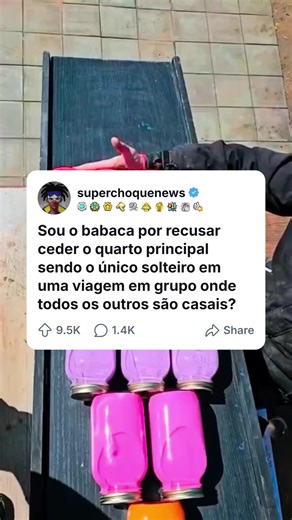 Sou o babaca por recusar ceder o quarto principal sendo o único solteiro em uma viagem em grupo onde todos os outros são casais? #redditstories #reddit #relatos #viagem #amigos