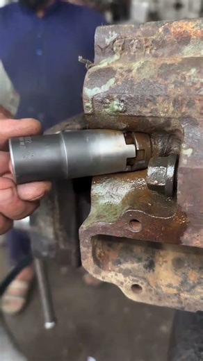 trick of installing a key on a bolt #shorts