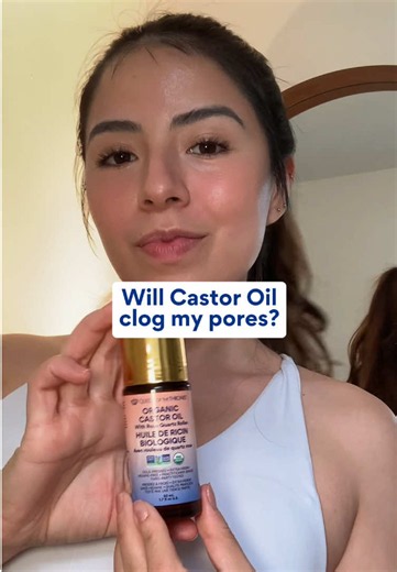 One of the biggest myths about castor oil for skincare is that it automatically clogs pores… but castor oil is actually considered non-comedogenic, with a rating of 0–1 on the comedogenic scale. Meaning? It’s unlikely to clog pores and can be a beautiful addition to a simple, hydrated skincare ritual 🤍 A little goes a long way: ✨ Mix 1–2 drops into your moisturizer ✨ Apply as part of your nighttime glow ritual ✨ Use on dry-looking areas needing extra nourishment Pro tip: Many people also love p