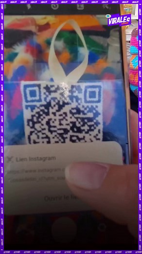 #Tendencias | Una bordadora sorprendió en redes al crear un código QR en punto cruz… ¡y funciona perfectamente! La pieza se volvió viral por lo inusual y por demostrar que el arte también puede ser interactivo. ▶️ Más información en www.reduno.com.bo Vía: RRSS #RedUno #Notivisión #RedUnoDigital #Bordar #QR #Creatividad #Virales | Red Uno de Bolivia