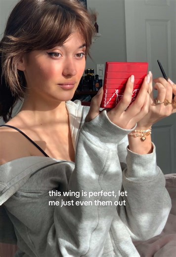 Mastering Winged Eyeliner for Beginners: Tips & Tricks