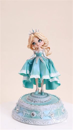 ❄ Our new Elsa Princess Fondant Cake online class is here! 👑💙#princess #frozenfood#cake