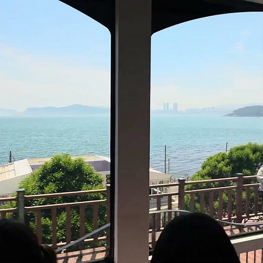 釜山海雲台藍線公園海岸觀光列車，可以舒適的坐著欣賞沿途景色。#釜山グルメ #釜山行 #釜山旅行 #釜山旅遊 #釜山推薦 #海雲臺 #海岸列車#20260531