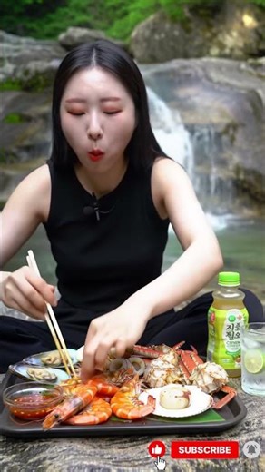 Big Appetite, Tiny Lady – Mukbang Queen Reigns! 👑👩🍗
