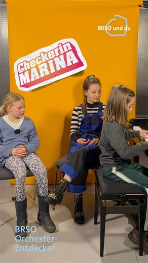 🗜️🔨🪚 Checkerin Marina und die Orchesterwerkstatt des BRSO! 🪛✂️🧰 Aus welchen Teilen ist ein großes Orchester aufgebaut? Wie klingen hohe und tiefe Streichinstrumente? 🎻 🎶 Auch beim Familientag am 31.5. spielt das BRSO nochmal zwei Konzerte mit Checkerin Marina und Simon Rattle. 🤩 Oscar und Johanna durften bereits bei Aufführungen im Februar 2025 mit dabei sein und im Anschluss Marina treffen. Und sie hatten auch noch die ein oder andere Frage an die Checkerin…😊 🎤 Wenn ihr wissen wollt,