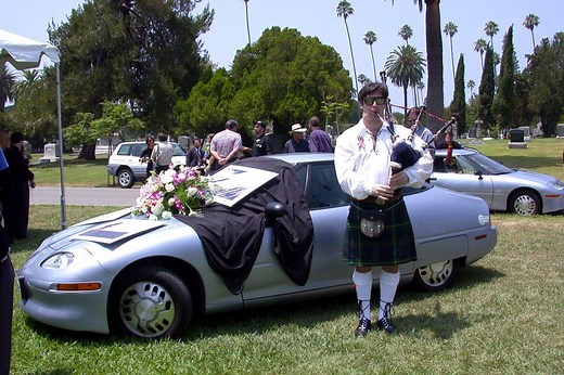 EV1: la historia del coche eléctrico que tuvo ceremonia de entierro cuando General Motors ordenó su destrucción