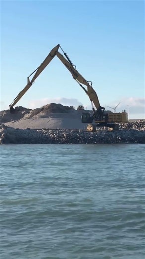 Long Reach Excavator: Heavy Duty Machine Featuring An Extended Boom And Arm | Construction Machinery