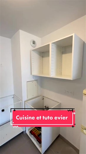Hello, allez vous ? Pour ma part petite cuisine fonctionnelle pour future location Le choix de couleur simple a été réfléchi pour convenir à tout le monde …! J’en ai profité pour faire un petit Tuto pose d’évier ☺️ - repérer le milieu de votre caisson - positionnez votre evier entre 6 à 8cm du bord (attention à la distance restante derriere pour mitigeur et credence… , tracez et enlevez 1cm (coupe) - coupez votre plan - poncez les coupes pour adoucir les angles - recouvrir vos coupes de scotch a