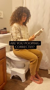 Our bodies weren't designed to eliminate in a seated, 90° position At that angle, the puborectalis muscle stays tight and creates a bend in the rectum, which makes emptying harder and often leads to straining 😬 When you raise your knees, that muscle begins to relax and the rectal angle opens.. 😮‍💨 Buuut..In a full squat, the puborectalis fully releases and the pathway straightens, allowing the colon to empty more efficiently 💃🏻 If you struggle with incomplete evacuation or constipation, adj
